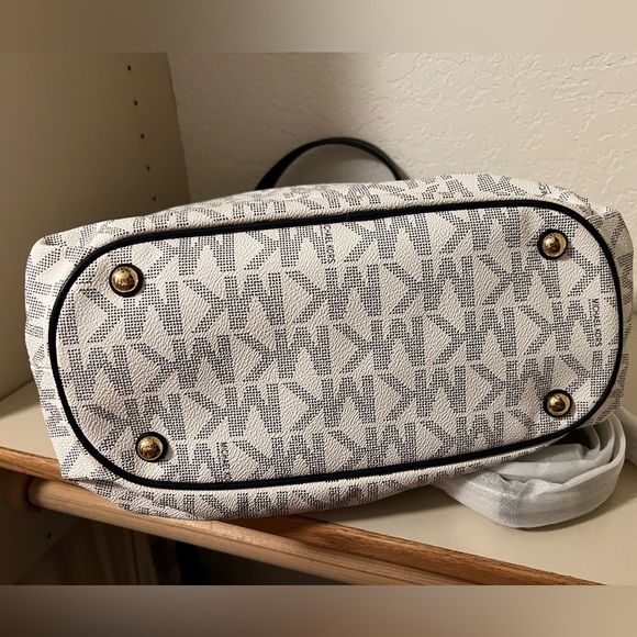 New Michael Kors Large Gather Tote - Picture 4 of 5